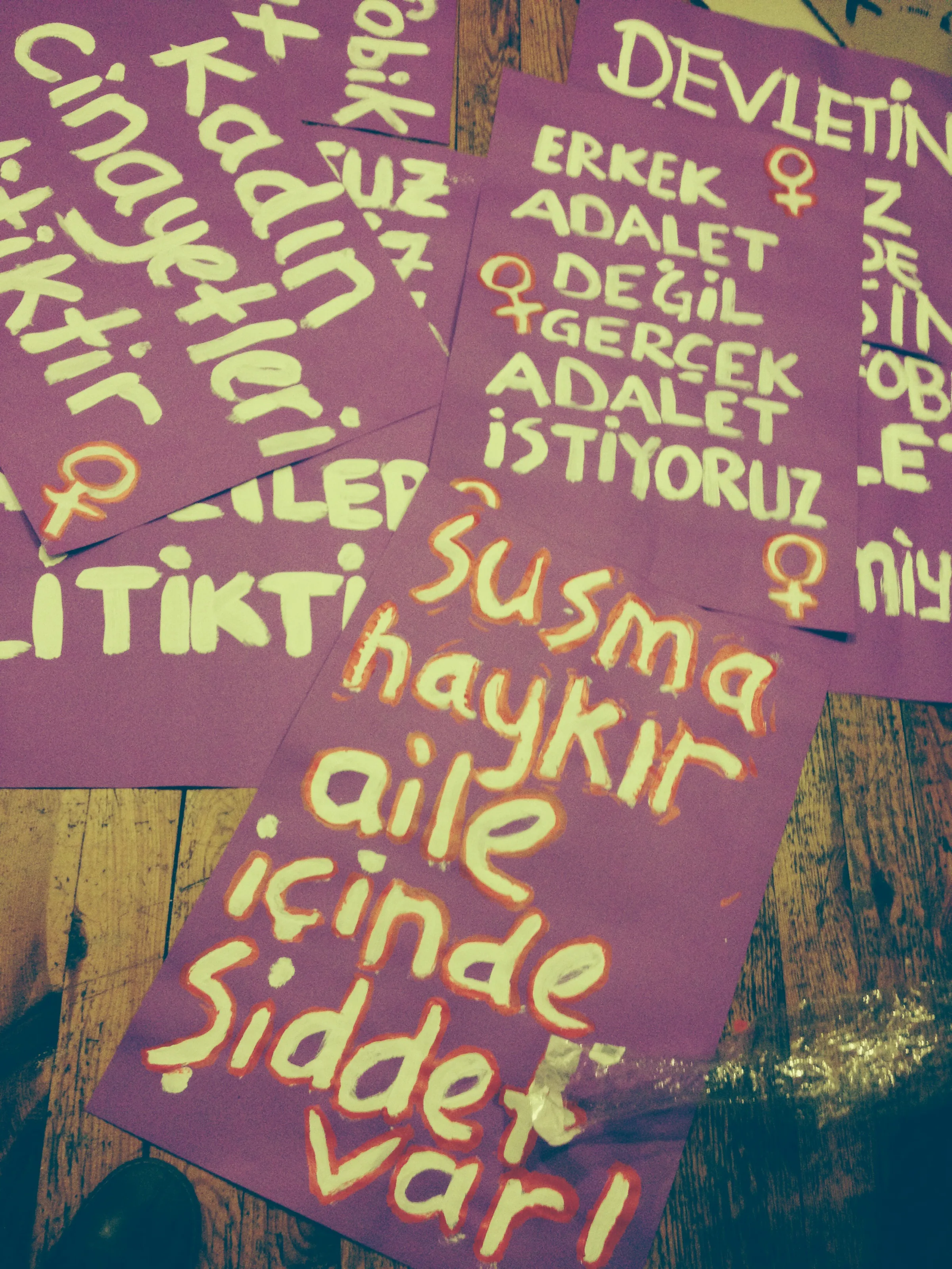 8 Mart Feminist Gece Yürüyüşü Döviz Yazımı / 2014 / Foto: Mehtap Doğan