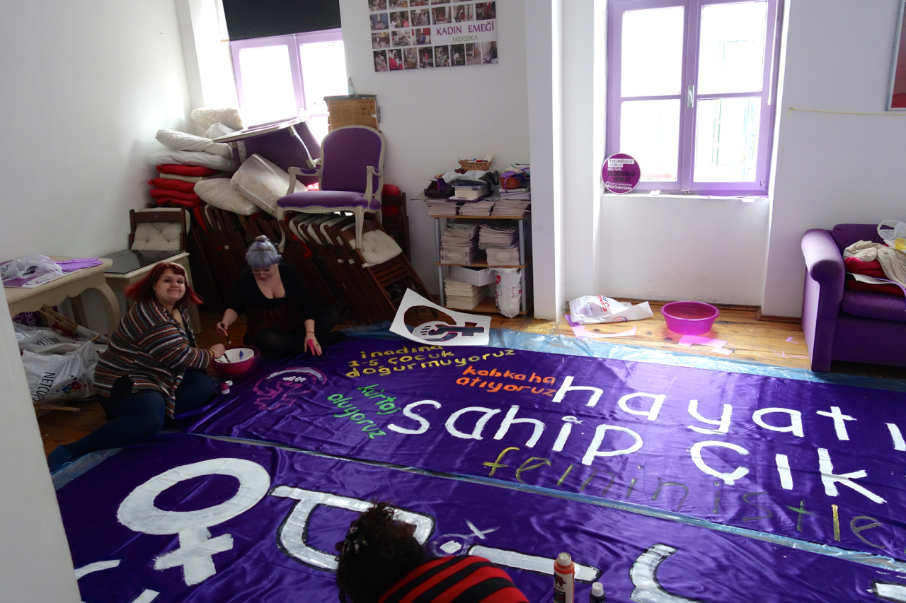 8 Mart Feminist Gece Yürüyüşü / 2015 / Mekanda Pankart Yazımı