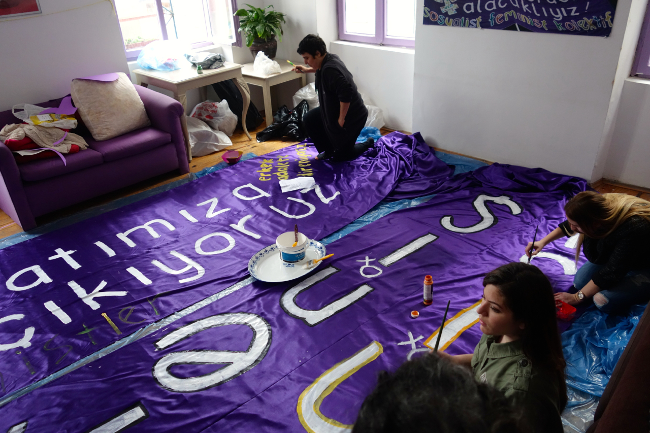 8 Mart Feminist Gece Yürüyüşü / 2015 / Mekanda Pankart Yazımı