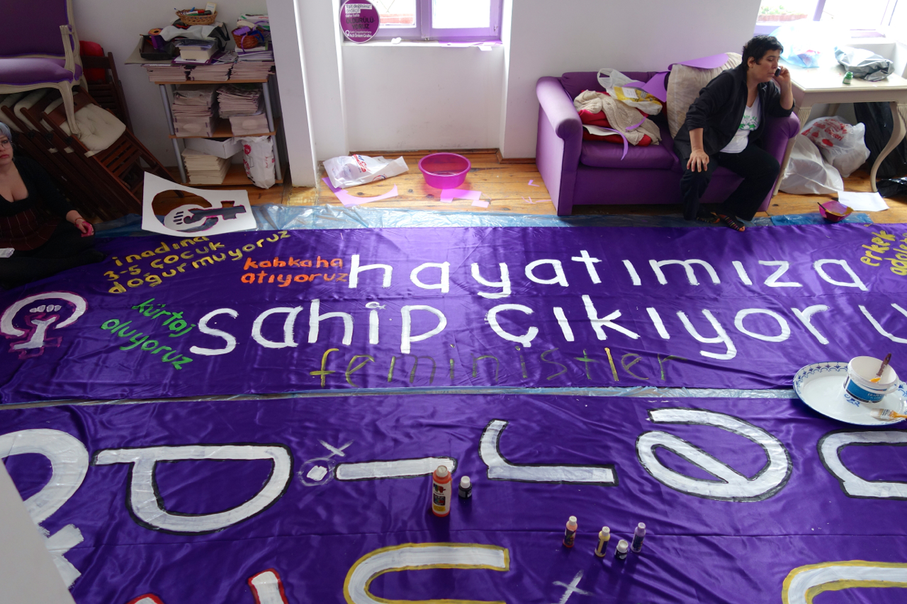 8 Mart Feminist Gece Yürüyüşü / 2015 / Mekanda Pankart Yazımı