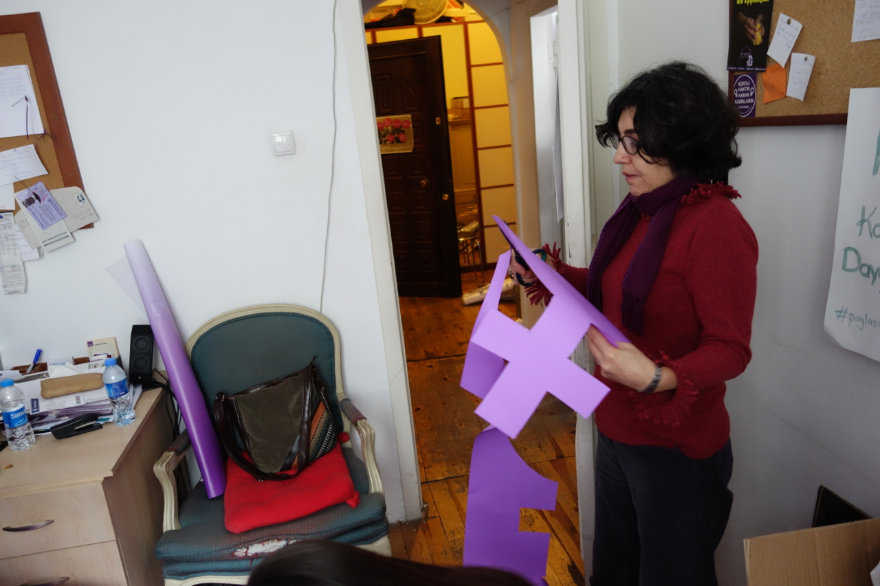 8 Mart Feminist Gece Yürüyüşü / 2015 / Mekanda Pankart Yazımı