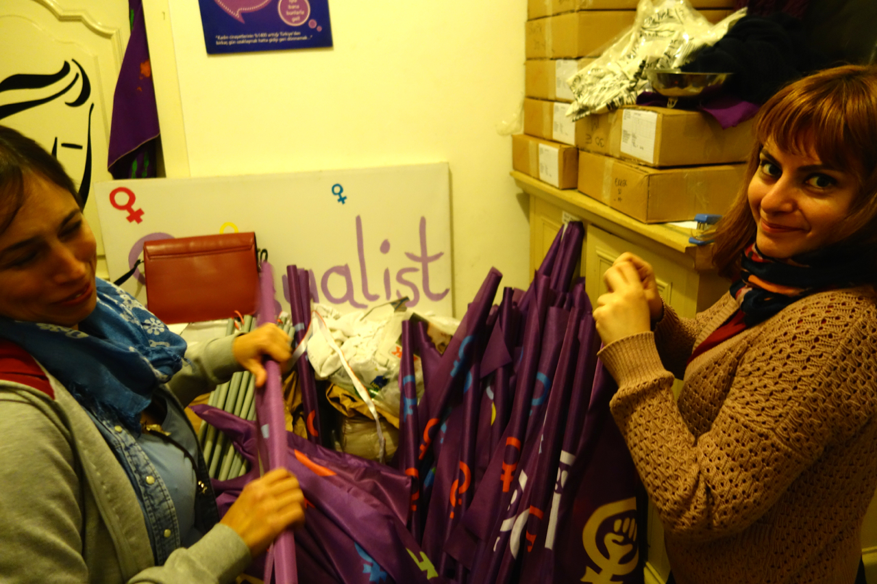 8 Mart Feminist Gece Yürüyüşü / 2015 / Mekanda Pankart Yazımı