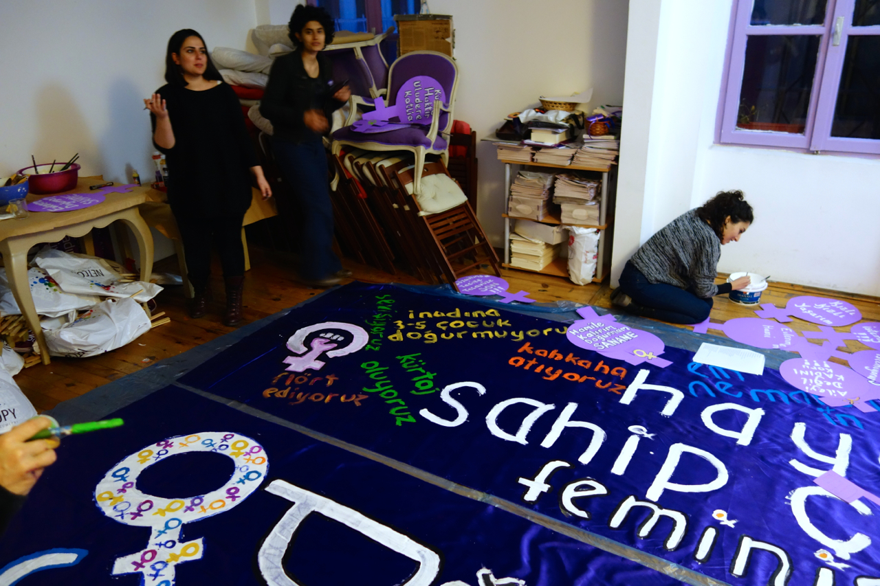8 Mart Feminist Gece Yürüyüşü / 2015 / Mekanda Pankart Yazımı