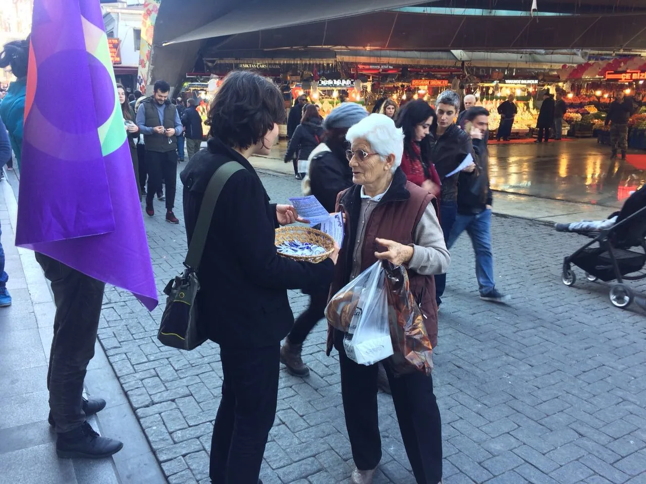 8 Mart Feminist Gece Yürüyüşü / 2017 / Bildiri Dağıtımı