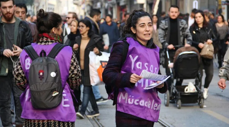 8 Mart Feminist Gece Yürüyüşü / 2017 / Bildiri Dağıtımı